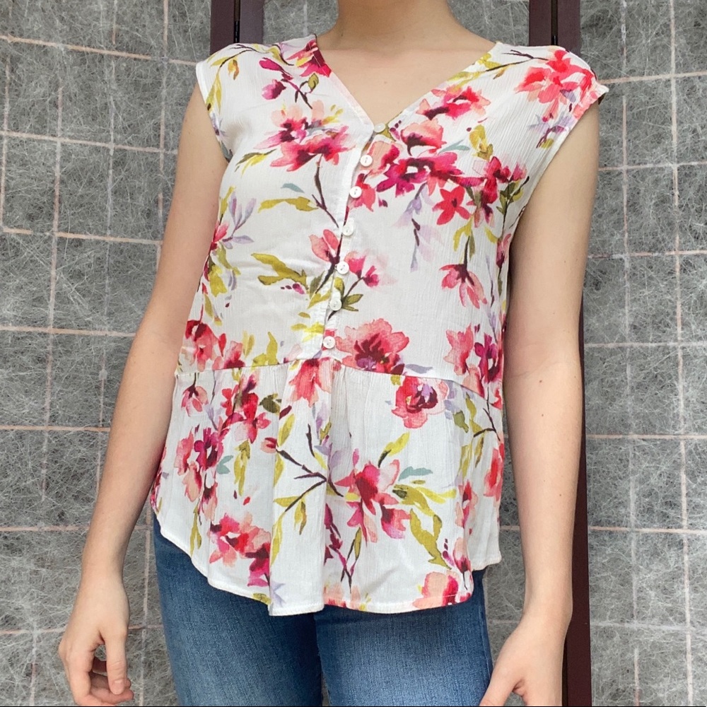 LIZ CLAIBORNE — Floral Sleeveless Blouse w Buttons
